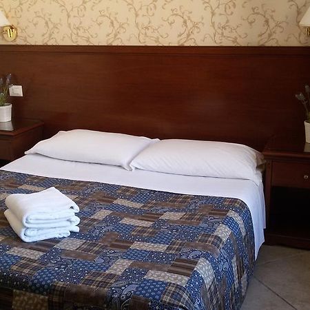 Mrs Julie Guesthouse ローマ エクステリア 写真